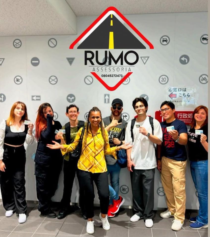 Turma de alunos da RUMO Assessoria exibindo suas carteiras de motorista no Japão